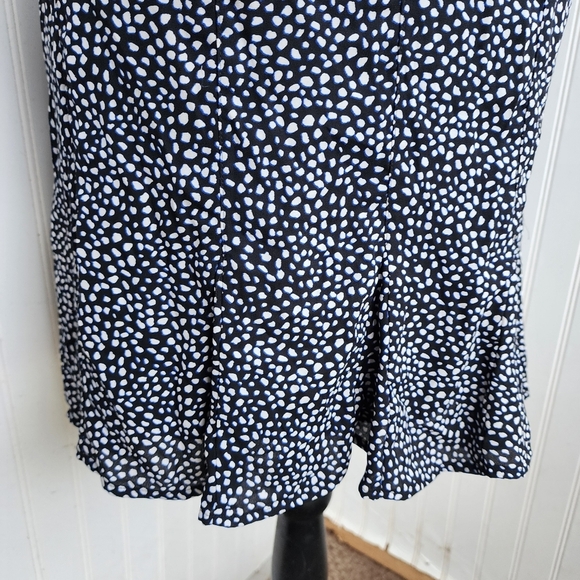 Express Womens Black Blue White Pebble Sheath Dress Ruffled Puff Sleeves Size L - Picture 3 of 15